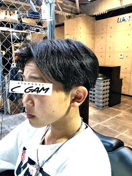 アルファベットシーガム(C gam) コムドット、ヤマトヘアー　センターパートでSEXYに