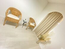 ウル 日進浅田店の雰囲気（ハワイ空間の落ち着く待ち合い室）