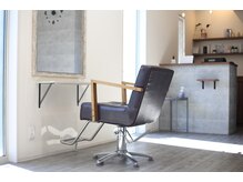 ヘア サロン スヌープ(hair salon SNOOP)の雰囲気（窓から光が差し込み清々しい雰囲気。店内は外から見えにくい◎）