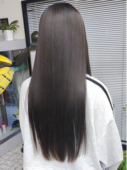 クセ・うねりで広がる髪も、ダメージレスで自然なストレートに♪クセを伸ばしつつ、自然な仕上がりに♪