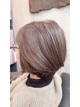 オト(oto) 大人の品格 白髪ぼかし×エレガントボブ グレイカラー