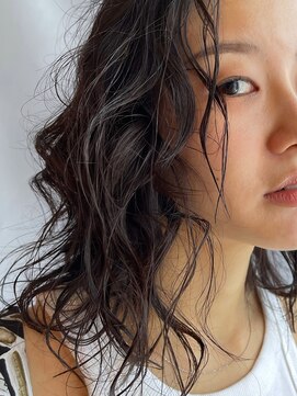 イトシテ ミディアム×ナチュラルソバージュ×黒髪【本多身和子】