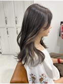 グレーベージュレイヤーロングアッシュカラー前髪パーマ