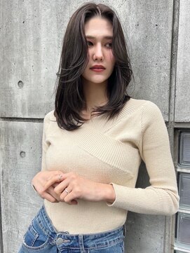 スリーアン(THREE ann.) セミロング/ナチュラルワンカール/艶感カラー