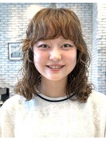 エン(YENN)&nbsp;くしゃっと感が可愛い、強めのパーマスタイル