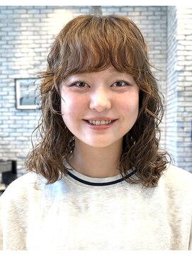 エン(YENN) くしゃっと感が可愛い、強めのパーマスタイル