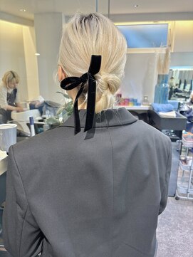 ケンジ 横浜(KENJE) ゆるふわヘア/シニヨン/ベロアリボン/お呼ばれヘア/結婚式