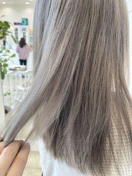 ソアロ(SOARO) 岐阜顔まわりレイヤーミディアム艶アッシュハイライト20代