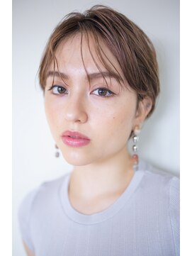 ピズム(PISM) センターパート×耳かけハンサムショート/フォギーベージュ