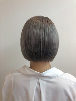 キッカ(CHICCA)の写真/【白髪ぼかしも◎】白髪染めは"隠す=暗色"だけじゃない!!高発色の艶感溢れる綺麗な仕上がりが人気の秘密*