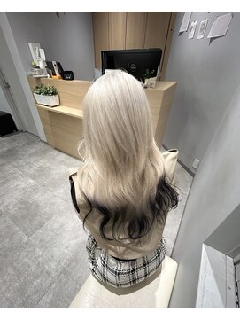 アヴァンス 京橋店(AVANCE) ホワイトカラーに裾に黒を♪