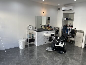 バーバーライラック(BARBER Lilac)の写真/【和泉府中駅5分/駐車場有】広い空間に1席のみの落ち着いた空間*大型店が苦手な方にもおすすめ♪