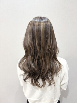 ハイライトカラーに緩めのウェーブ巻きMIX