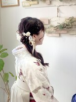 ヘアセットサロンエッジ(Edge) 卒業式にガーリィなサイドお団子ダウンスタイル