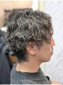 ラフに動く、大人の無造作パーマ。
