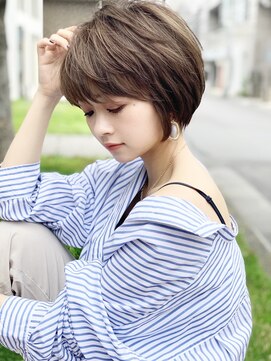 アンド ストーリーズ(&STORIES) 耳かけ/ショートボブ/フォギーベージュ/ウェーブパーマ【江角】