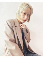 ホワイトブロンド抜きっぱなしぱっつんボブ