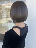 グレージュ　ハイライト　ぱつっとボブ
