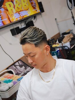 タツミサンジュウサン(TATUMI33)の写真/深夜帯まで営業しているのでお仕事帰りにも気軽に通えるバーバースタイルのサロンです♪