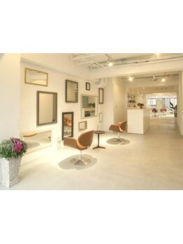 《都立大1分》広いスペースを贅沢に使用。親子で、夫婦で、アットホームな空間をお楽しみ下さい♪