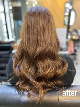 アキコ(AKIko) 巻き髪ボリュームUPで透明感のあるカラー20代/30代/40代