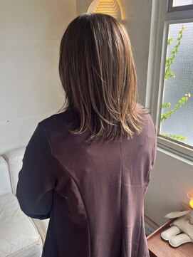 タヴィ(Tavi) ミディアムレイヤー/外ハネミディアム/外ハネボブ/レイヤー/ボブ