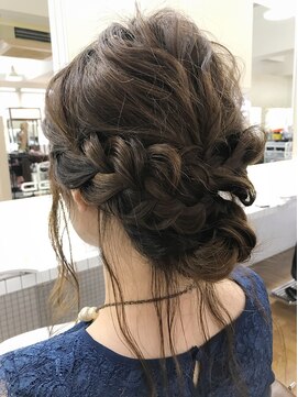 ディー(dee) dee 三つ編みゆるふわアレンジ