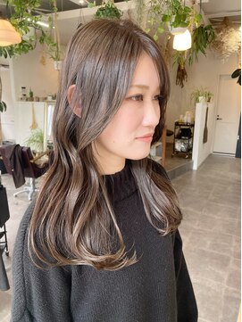 タオ(tao) 前髪分けロング