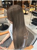ストレートヘア×ベージュブラウン
