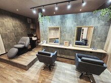 リトリール(Re:treal)の雰囲気(サロンは木目とコンクリート調の少し落ち着いた雰囲気。)