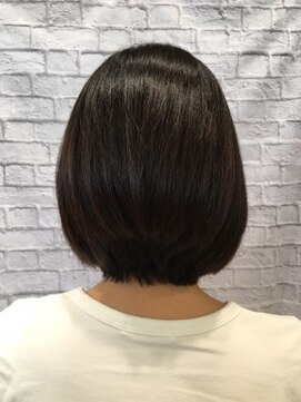 ミーティア バイ クアトロ(Meteor By QUATRO) モード感ちょい足しでカジュアルショートボブスタイル