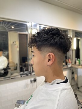 メリケンバーバーショップ フクオカ(MERICAN BARBERSHOP FUK) かき上げヘアショートレイアーくせ毛風パーマコンマヘアS110