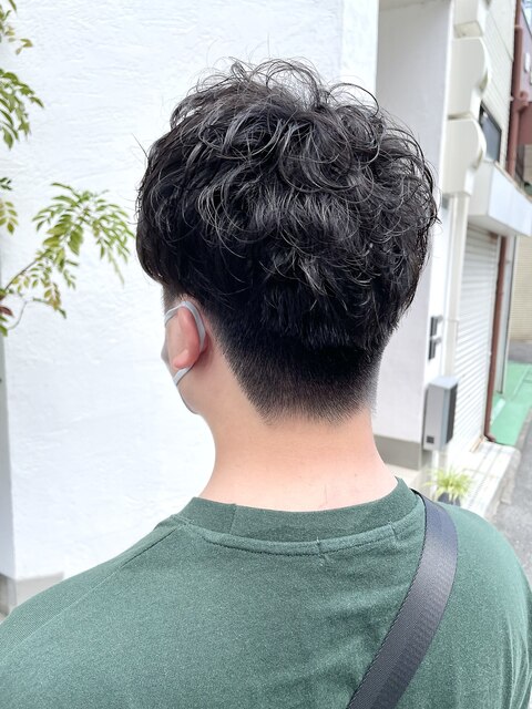 韓国マッシュツーブロック刈り上げ男子黒髪毛先パーマワンカール