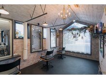 セット面はすべて半個室・個室でご用意♪人目が気にならないから、ゆったり寛いで心ゆくまで相談できる！