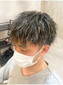 ハイライトツイストパーマアップバング短髪メッシュ