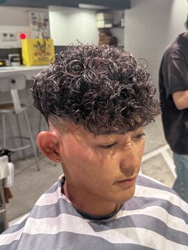 フジヤマ バーバー ショップ(FUJIYAMA BARBER SHOP) スペインカール/スキンフェード/前下がり