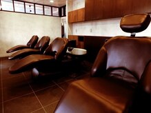 アジト ヘアーアンドリラクゼーション(AJITO HAIR&RELAXATION)の雰囲気（暗く落ち着きあるシャンプーブースでフルフラットシャンプー台）