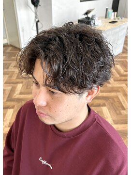 シーイー(C.E) センターパート×シャドウパーマ