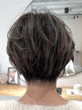 アイズ(I's) 丸みショート×グレージュ×バックスタイル