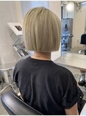 ブロンドショートボブ切りっぱなしミニボブブリーチ