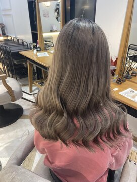 ラビスモア(Lovis moa) ミディアムヘア/暗めカラー/デザインカラー/フェイスフレミング