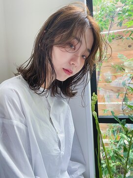 トネリコ(toneriko) 前髪遊んだミディアムスタイル