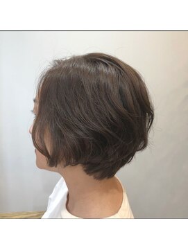 アクトンヘアドレッサーズ(Acton Hairdressers) パーマ風ショートスタイル