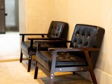 カミファクトリーライン(KAMI factory Rain)の雰囲気（ヴィンテージ感あり、どこか懐かしさのある待合スペース）