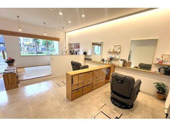 エヌツー(N2)の写真/【靴を脱いでリラックスタイム】バリアフリーな広々空間‥♪ゆったりのんびりできる＜理容室＞＆＜美容室＞