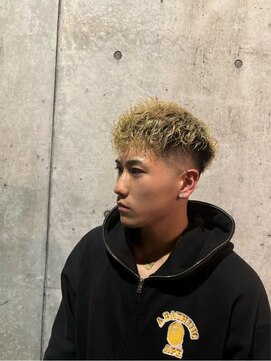 刈部倶楽舞 難波店 スキンフェード×ブロンドスペインカール！