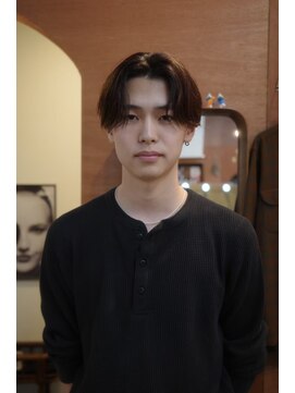 エディ(Edy) メンズセンターパートニュアンスパーマブラウンカラー韓国ヘア