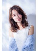 ほつれウエーブで伸ばしかけミディアムも大人可愛く