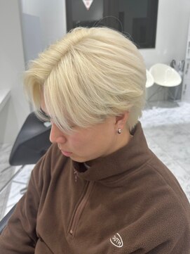 ベレーザ 渋谷(BELEZA) 12168ホワイトブロンドフェザーショート刈り上げセンターパート