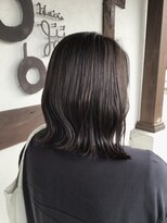ジーラジーラ(giira-giira) 暗めアッシュグレージュ×切りっぱなしボブ